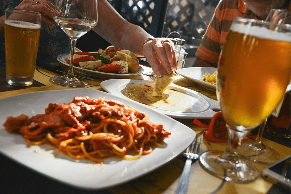 イタリアの食事はなぜこうも長いのか 食事情から探ってみよう お役立ち情報 シェフくるマガジン