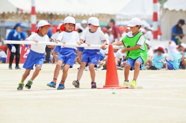 運動会の珍しい種目「台風の目」をチームで楽しむ小学生たち
