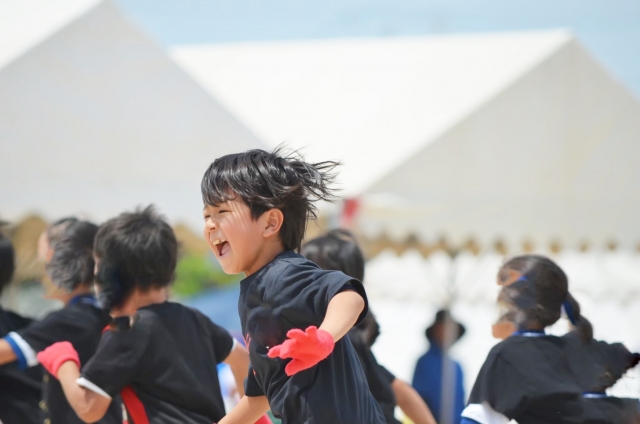 運動会で園児たちが音楽に合わせて笑顔でダンスを楽しむ様子